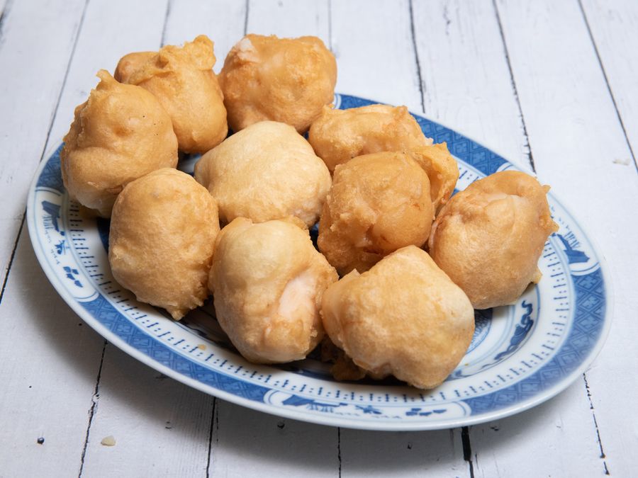 Buñuelos de Cerdo Fritos con Salsa de Ostras